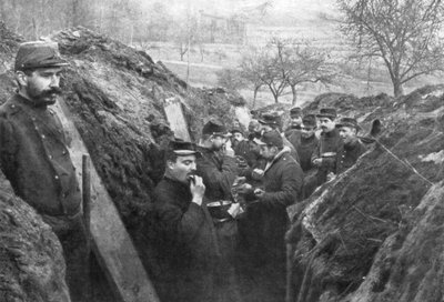 खाई में फ्रांसीसी सैनिकों ने अपने राशन को खाया, फ्रांस, 1915 द्वारा अज्ञात