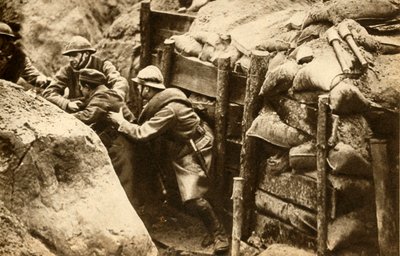 फ्रांसीसी सैनिकों ने एक जर्मन खाई, प्रथम विश्व युद्ध, 1914-1918, 1933 में छापा मारा। द्वारा अज्ञात
