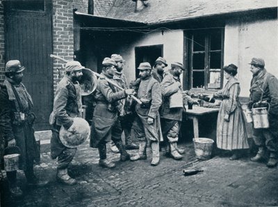 खाई से लौट रहे फ्रांसीसी सैनिक जलपान के लिए रुकते हैं, c1914 द्वारा अज्ञात