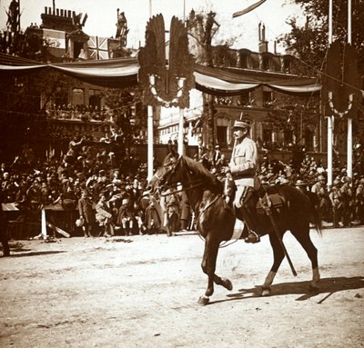 विजय परेड, पेरिस, फ्रांस में जनरल टोलगॉर, c1918-c1919 द्वारा अज्ञात