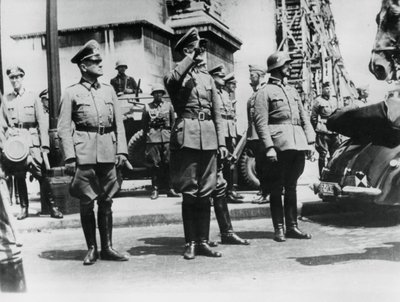 14 जून 1940 को पेरिस के आर्क डी ट्रायम्फ के सामने जर्मन सैनिकों को सलामी देते जनरल वॉन बॉक द्वारा अज्ञात