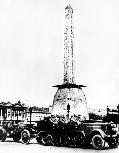 प्लेस डे ला कॉनकॉर्ड, पेरिस, 1940 के माध्यम से जर्मन आर्टिलरी ड्राइविंग द्वारा अज्ञात