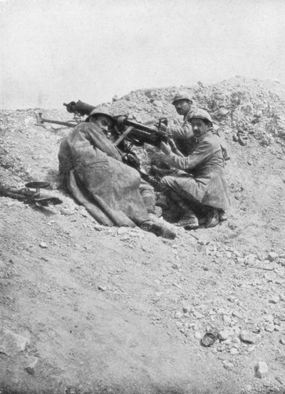 जर्मन मशीन गन का इस्तेमाल दुश्मन के खिलाफ किया जा रहा है, वर्दुन, फ्रांस, 1917 द्वारा अज्ञात