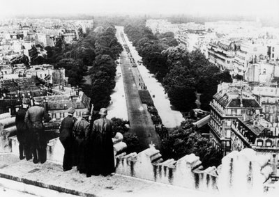 पेरिस में जर्मन सैन्य परेड, जून 1940 द्वारा अज्ञात