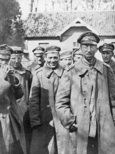 जर्मन कैदी 18 अप्रैल 1918 को फ्रांस गए द्वारा अज्ञात