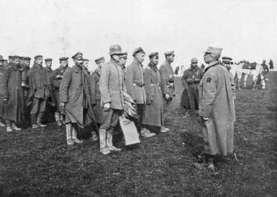 18 अप्रैल 1918 को जर्मन कैदियों को उनकी कैद, फ्रांस के नियम बताए जा रहे थे द्वारा अज्ञात