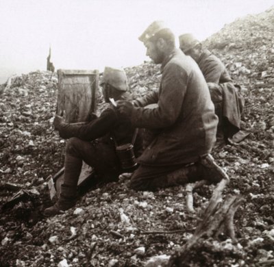 फोर्ट ऑफ़ वॉक्स, वर्दुन, उत्तरी फ्रांस के बाहर जर्मन सिग्नलर्स, c1914-c1918 द्वारा अज्ञात
