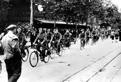 पेरिस की सड़कों के माध्यम से जर्मन सैनिक साइकिल, जून 1940 द्वारा अज्ञात
