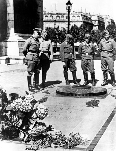 दिसंबर 1940 के पेरिस के आर्क डी ट्रायम्फ में अज्ञात सैनिक के मकबरे पर जर्मन सैनिक द्वारा अज्ञात