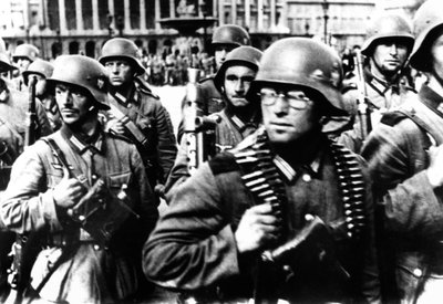 पेरिस में जर्मन सैनिक मार्च 14, 1940 द्वारा अज्ञात