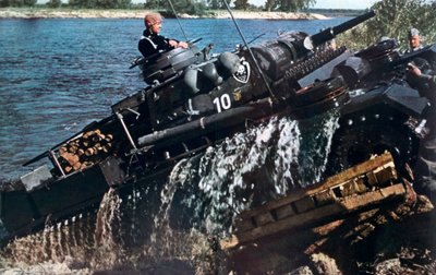 एक नदी के किनारे जर्मन टैंक, रूस, 1941 द्वारा अज्ञात