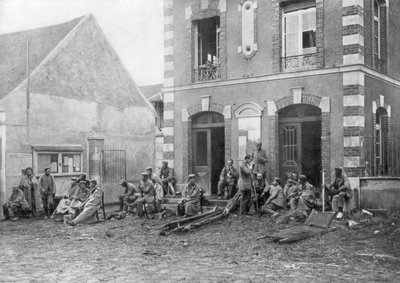 1914 के फ्रांस के वारदेस टाउन हॉल की सीढ़ियों पर बैठे जर्मन सैनिक द्वारा अज्ञात