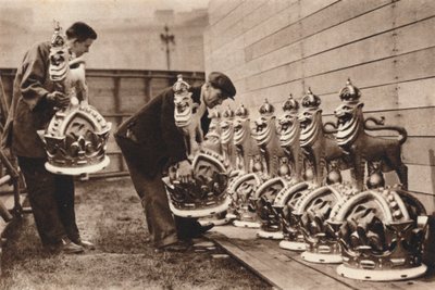 मॉल के लिए सोने का मुकुट, 1937 द्वारा अज्ञात