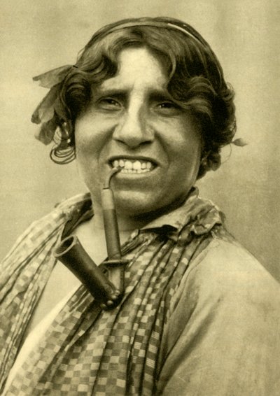 जिप्सी महिला एक पाइप धूम्रपान कर रही है, Burgenland, ऑस्ट्रिया, c1935। द्वारा अज्ञात