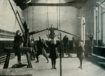 डेफ एंड डंब, फ्रायर गेट, डर्बी, 1902 के लिए रॉयल इंस्टीट्यूशन में लड़की जिमनास्ट। द्वारा अज्ञात