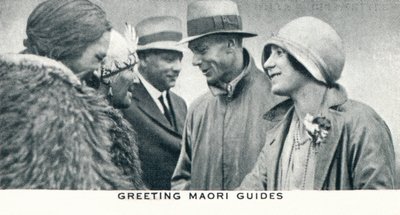 1927 1937 को माओरी गाइड्स का अभिवादन द्वारा अज्ञात
