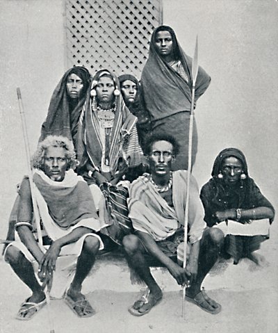 इतालवी बंदरगाह, असैब बे, इरिट्रिया, 1912 से डानाकिल पुरुषों और महिलाओं का समूह द्वारा अज्ञात