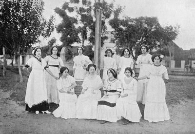 पैराग्वे की महिलाओं का समूह, कैरापेगुआ, पैराग्वे, 1911 द्वारा अज्ञात