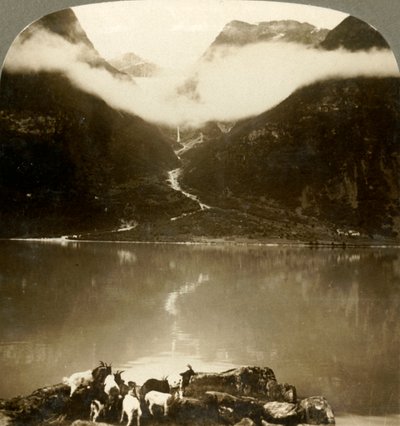 Grytereids ग्लेशियर बहते हुए बादलों से ऊपर, ग्लेशियर झील Olden, नॉर्वे के पार, c1905। द्वारा अज्ञात