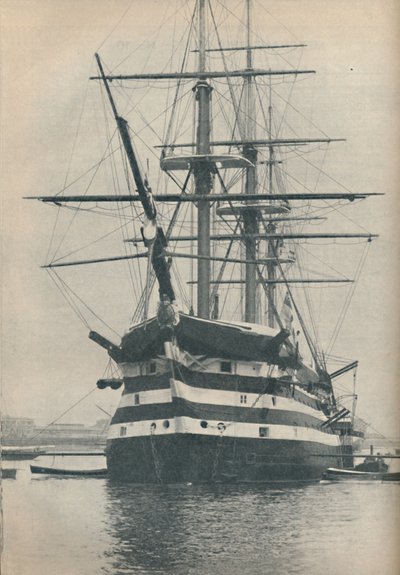 1922, 1936 में डॉक को सूखने के लिए हटाने से पहले एचएमएस विजय द्वारा अज्ञात