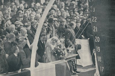 ड्यूक ऑफ यॉर्क के साथ एचआरएच डचेस ऑफ यॉर्क, 4 अप्रैल, 1935, 1936 को स्ट्रैथमोर का शुभारंभ द्वारा अज्ञात