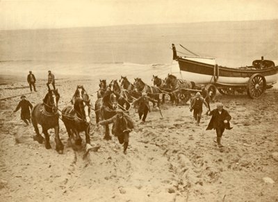 हाइलिंग द लाइफबोट, c1930। द्वारा अज्ञात