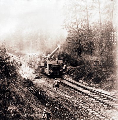 रेलवे ट्रैक पर भारी तोपें, c1914-c1918 द्वारा अज्ञात