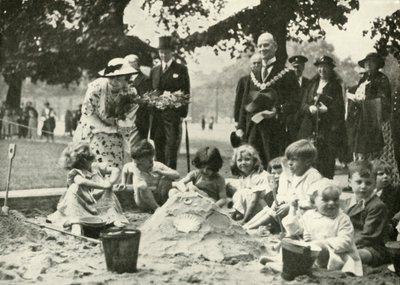 महामहिम ..., पुराने संस्थापक अस्पताल की साइट पर नए खेल के मैदान में, 1936, 1937। द्वारा अज्ञात