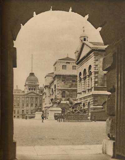 हॉर्स गार्ड्स परेड को आर्काइव ऑफ ट्रेजरी पैसेज, c1935 में फंसाया गया। द्वारा अज्ञात