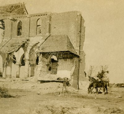 बर्बाद चर्च, फ्रेज़, उत्तरी फ्रांस, c1914-c1918 के पास चरने वाले घोड़े द्वारा अज्ञात
