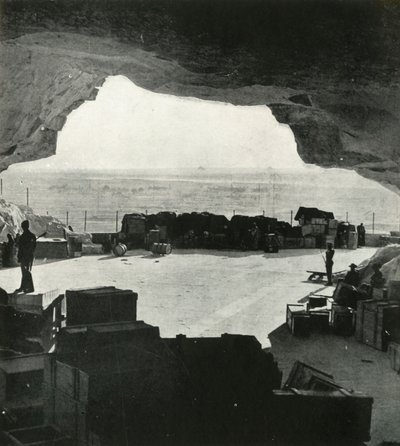 विशाल बमप्रूफ स्टोर और मरम्मत की दुकानें गुफाओं से बनाई गईं, c1942-1943, 1945। द्वारा अज्ञात