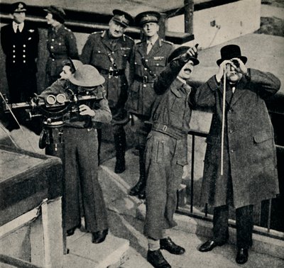 एंटी-एयरक्राफ्ट गन-पिट में, 17 अक्टूबर 1941, 1945। द्वारा अज्ञात
