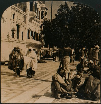 स्वर्ण मंदिर के प्रांगण में। अमृतसर, भारत, 1907 द्वारा अज्ञात