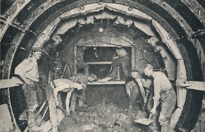 एक ग्रेथहेड टनलिंग शील्ड के अंदर, 1926 द्वारा अज्ञात