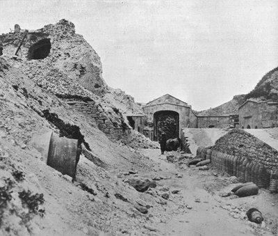 1915 में सेड एल बह्र के जर्जर किले के अंदर द्वारा अज्ञात