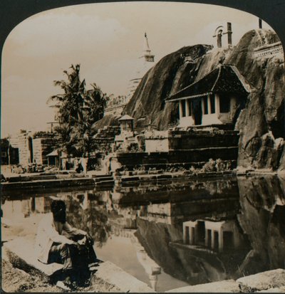 1907 में सीलोन के केंद्र में एक प्राचीन और सुरम्य रॉक मंदिर है द्वारा अज्ञात