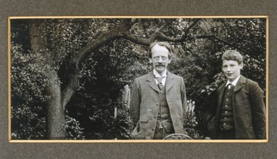 जे जे थॉमसन अपने बेटे, जॉर्ज के साथ, c 1909 द्वारा अज्ञात