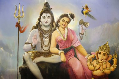 जलाराम प्रार्थना हिंदू मंदिर, लीसेस्टर। शिव, पार्वती और गणेश को चित्रित करते हुए फ्रेस्को। यूनाइटेड किंगडम द्वारा अज्ञात