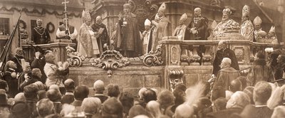 राजा चार्ल्स IV, 30 दिसंबर 1916, 1916 को बुडापेस्ट में अपनी ताजपोशी की शपथ ले रहे थे। द्वारा अज्ञात