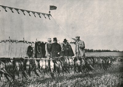 1902, 1910 में शेरबोर्न एस्टेट में बैग का निरीक्षण करते राजा एडवर्ड VII। द्वारा अज्ञात