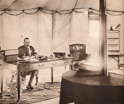 किंग जॉर्ज अपने पालतू तोते के साथ, 1936। द्वारा अज्ञात