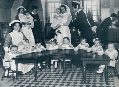 युद्ध में पिता के साथ बच्चों के लिए किंग्सवे हॉल क्रेच और 1914 से काम करने वाली माताएं द्वारा अज्ञात