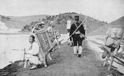 कोरियाई सैनिकों ने जापानी सैनिकों, रूसो-जापानी युद्ध, 1904-5 के लिए पोर्टर्स के रूप में काम किया द्वारा अज्ञात