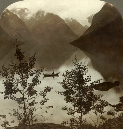 लेक लोन - अपने क्लाउड-कैप्ड पर्वत तटों पर ग्लेशियरों द्वारा खिलाया गया - नॉर्वे, c1905। द्वारा अज्ञात