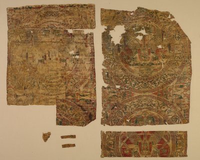 1200-1243, सेंट बर्नार्ड कैल्वो के मकबरे से, राउंडल्स में सामना किए गए स्फिंक्स के साथ लैम्पस। द्वारा अज्ञात