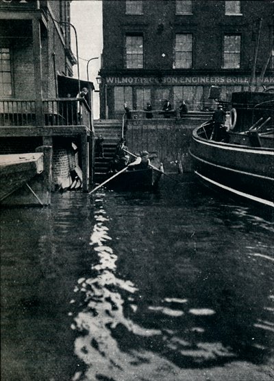 बैटल ब्रिज सीढ़ियों को छोड़ते हुए, c1900 1901 द्वारा अज्ञात