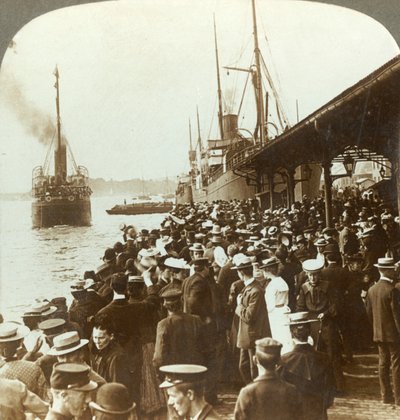 पुराने घर और दोस्तों को छोड़कर - अमेरिका, क्रिस्चिया, नॉर्वे, c1905 के लिए प्रवासियों को लहराते हुए। द्वारा अज्ञात