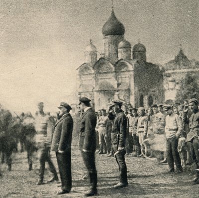 लेनिन ने पहले मॉस्को सोवियत मशीन-गन कमांडर स्कूल i के स्नातकों के 11 वें समूह की समीक्षा की द्वारा अज्ञात