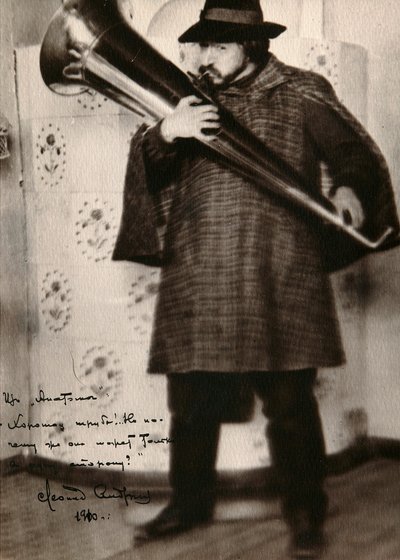 लियोनिद आंद्रेयेव, रूसी लेखक, एक संगीत वाद्ययंत्र बजाना, c1900 द्वारा अज्ञात