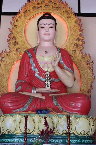 लिन्ह एक बौद्ध शिवालय। मेडिसिन बुद्ध (भैसज्यगुरु) की मूर्ति। दलत। वियतनाम द्वारा अज्ञात